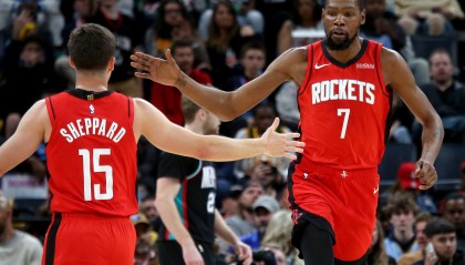 b体育官网-NBA彩经：马刺大胜勇士 火箭击退雄鹿 爵士不敌掘金 绿军灭热火